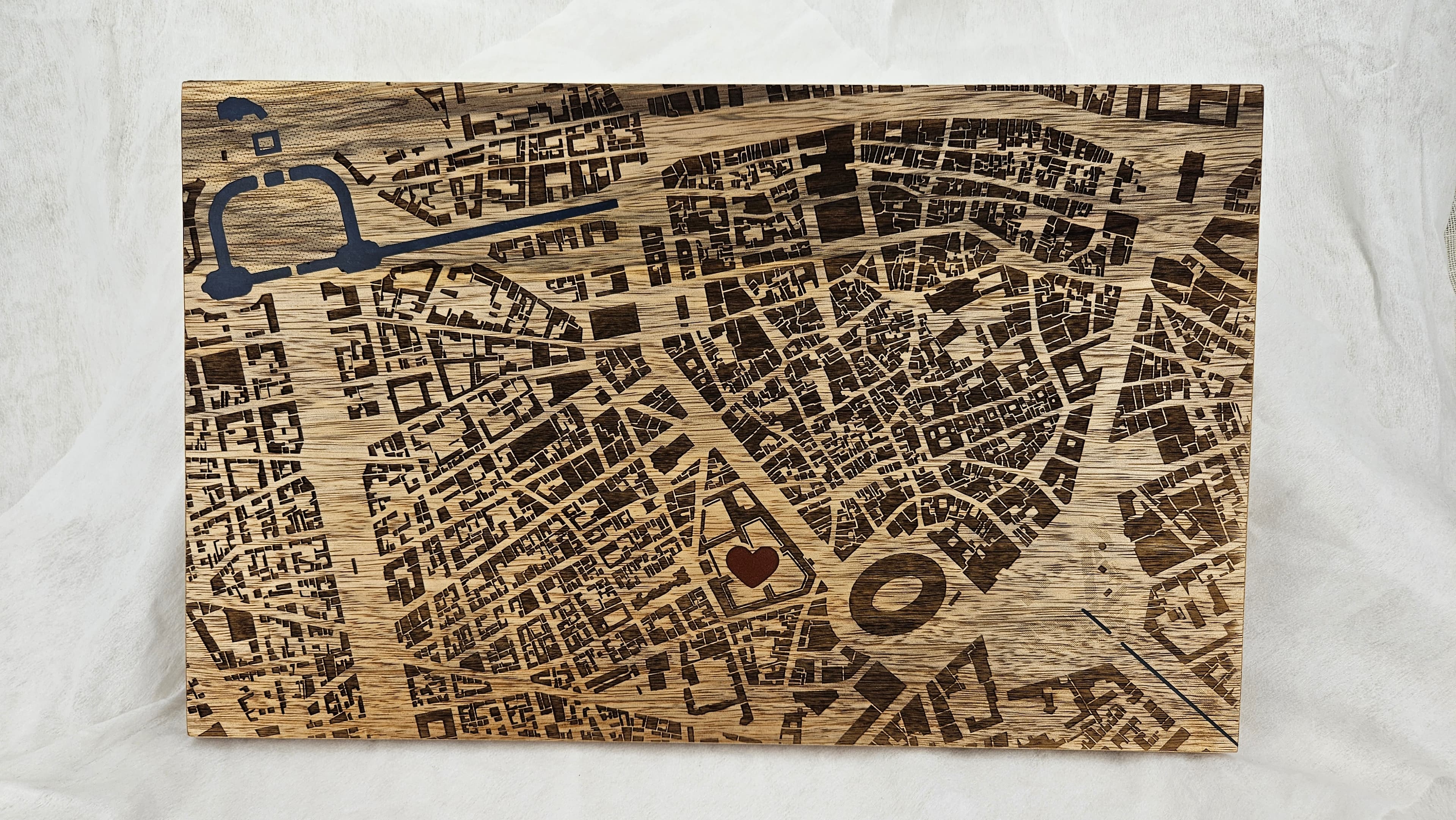 Œuvre cartographique d’itinéraire personnalisable, gravée dans le bois